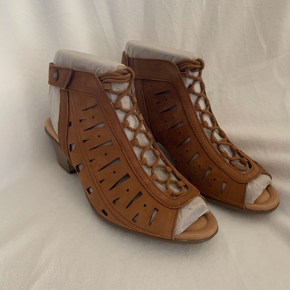 NWT Earth Origins Kristen Sand Brown size 9